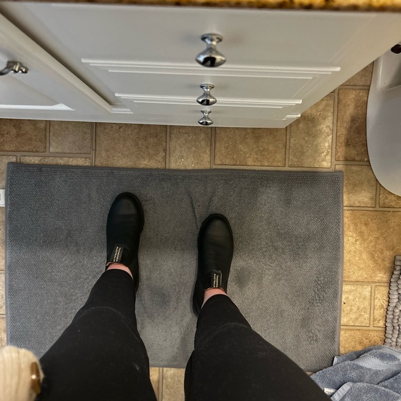 Meet your Posher, Amanda - Picture 2 of 2